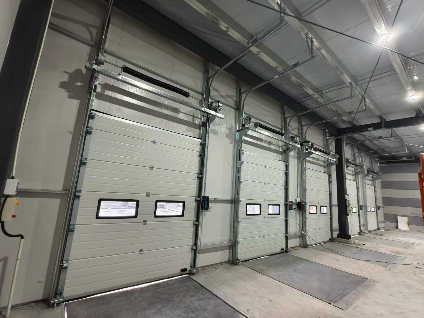 Ipari szekcionált ajtók és dokk szintezők szállítása raktári projektekhez